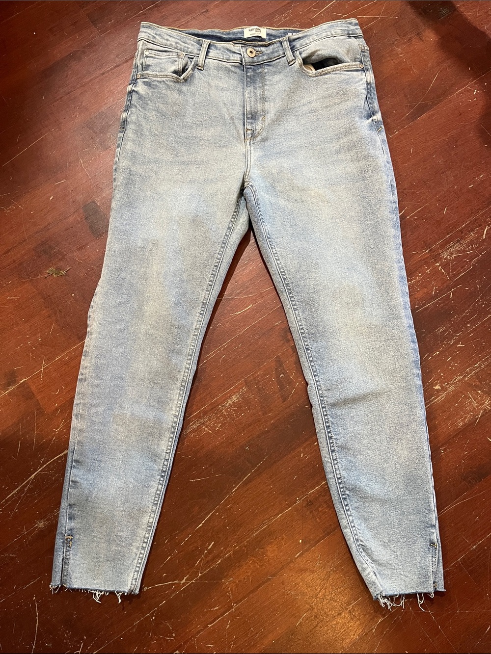 Kensie Light Wash Cropped Ankle Jeans in Pale Blue